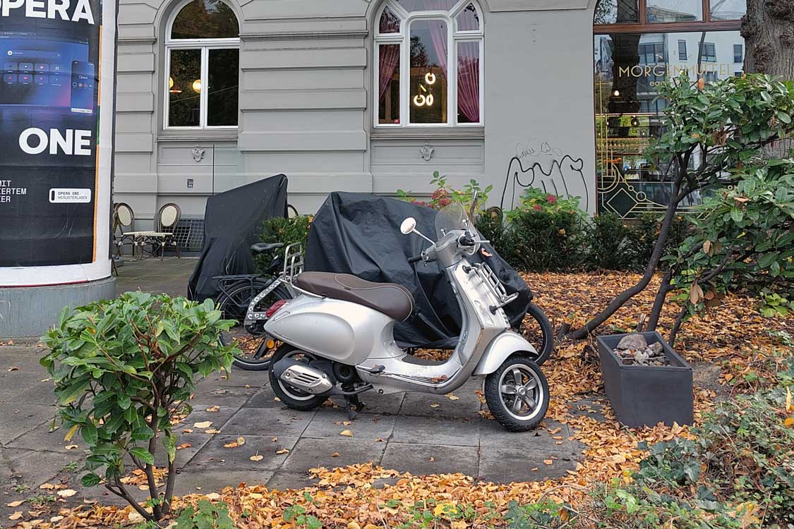 Eppendorfer Landstraße: Motorroller statt Fahrradhäuschen.