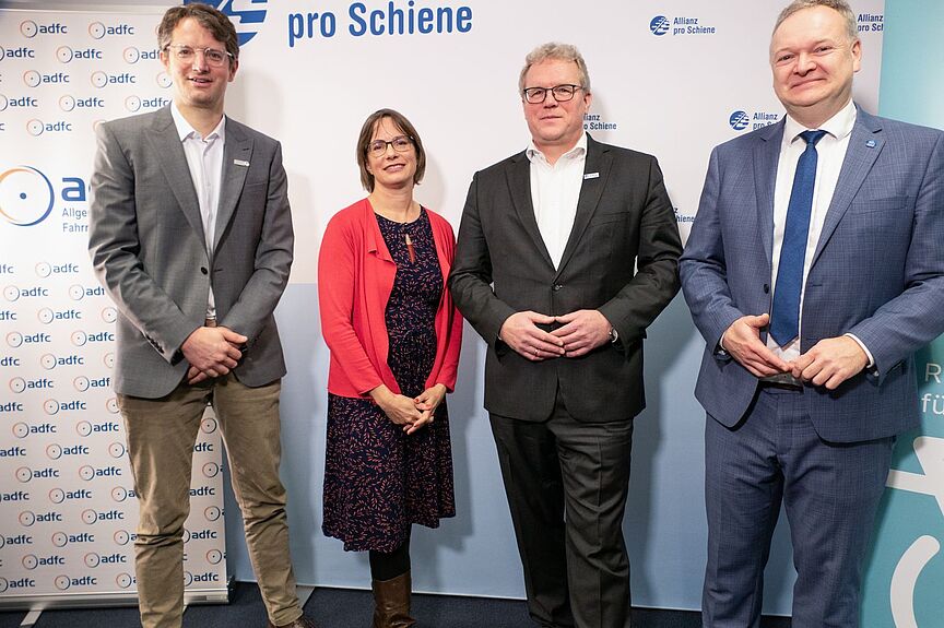 Verkehrsverbände kritisieren Mobilitätsgipfel Vier Personen stehen vor hellem Hintergrund: Wasilis von Rauch, Geschäftsführer Zukunft Fahrrad, Ann-Kathrin Schneider, ADFC-Bundesgeschäftsführerin, Dirk Flege, Geschäftsführer der Allianz pro Schiene und Burkhard Stork, Geschäftsführer des Zweirad-Industrie-Verbands (v.l.n.r.).