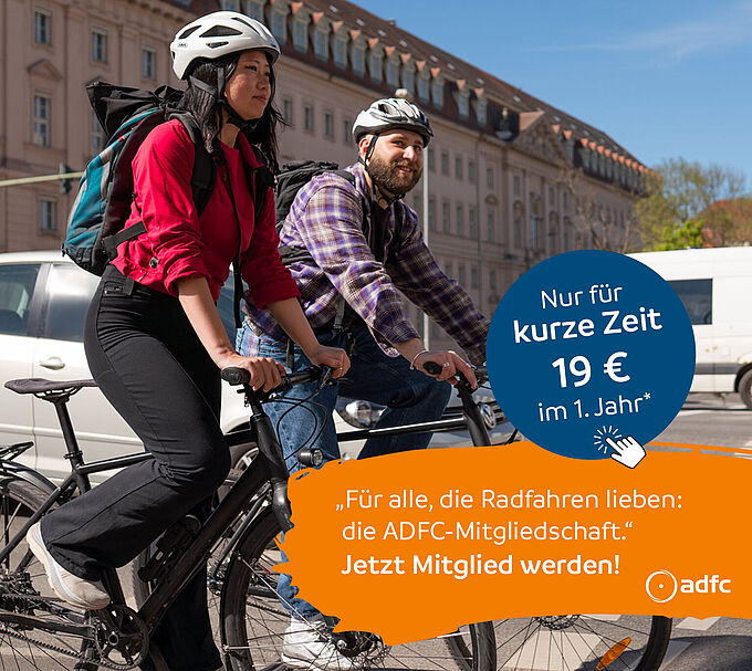 Zwei Menschen mit Fahrradhelm fahren auf Fahrrädern durch eine Stadt. Im Bild steht ein Angebot zur ADFC-Mitgliedschaft für 19 Euro im ersten Jahr.