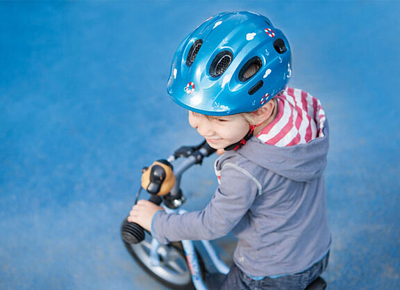 Fahrradhelm für Kinder Kind mit Helm und Laufrad