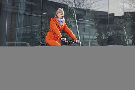 Foto mit Lastenrad von Caroline Lodemann, politische Bundesgeschäftsführerin des ADFC