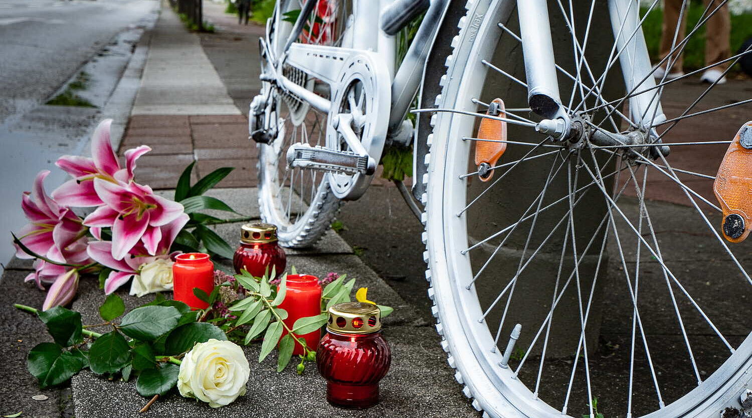 Ein weiß bemaltes Fahrrad mit Blumen