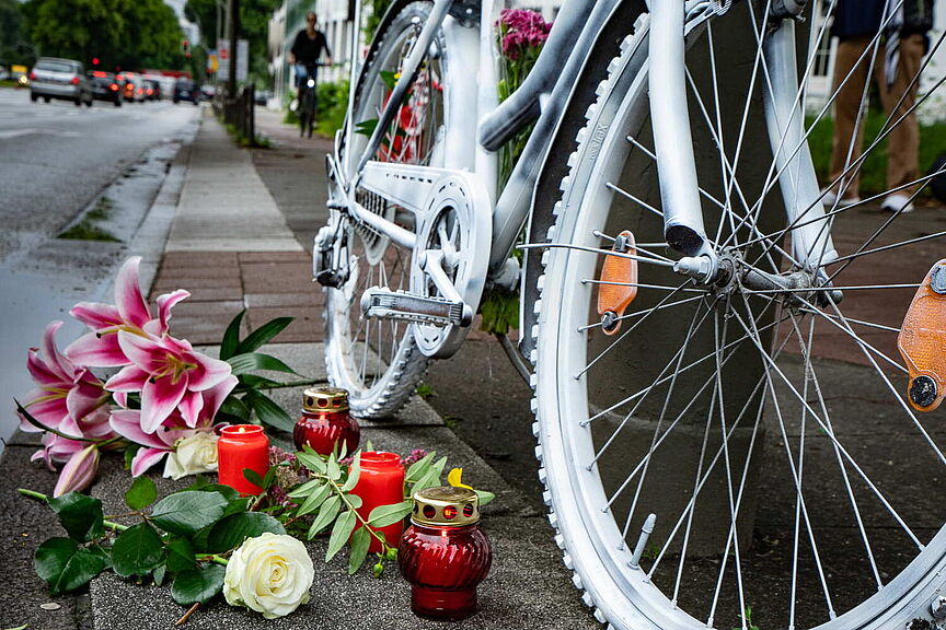 Ghost Bike Ein weiß bemaltes Fahrrad mit Blumen