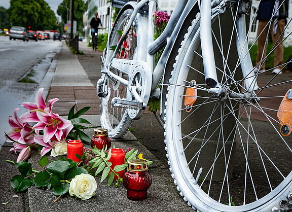 Ein weiß bemaltes Fahrrad mit Blumen