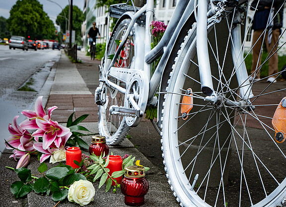 Ein weiß bemaltes Fahrrad mit Blumen