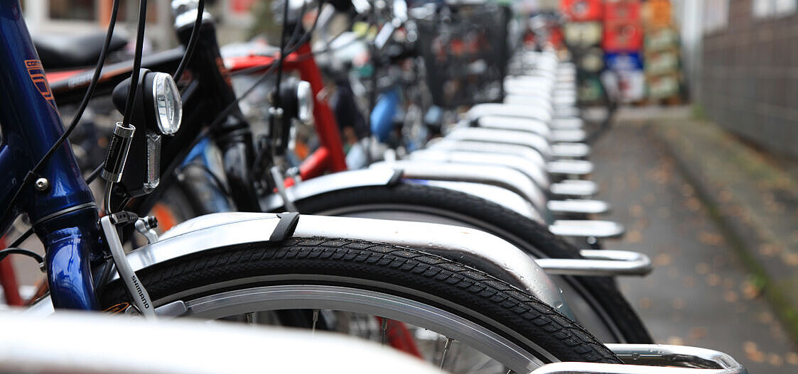 Eine Fahrradabstellanlage mit mehreren geparkten Fahrrädern. 