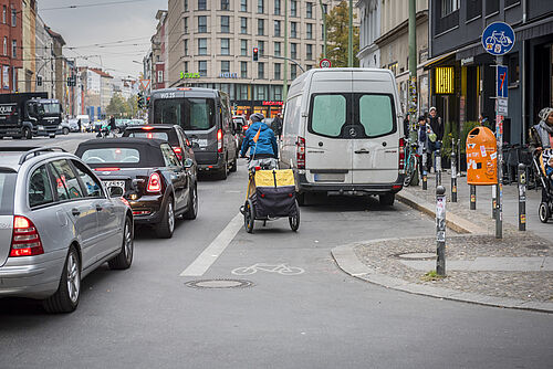 Radweg zugeparkt? Falschparker kannst du anzeigen! - ADFC Hamburg